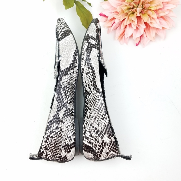 Lulu's Emmy Natural Snake Pointed Loafers
Sz 9 - Picture 5 of 8